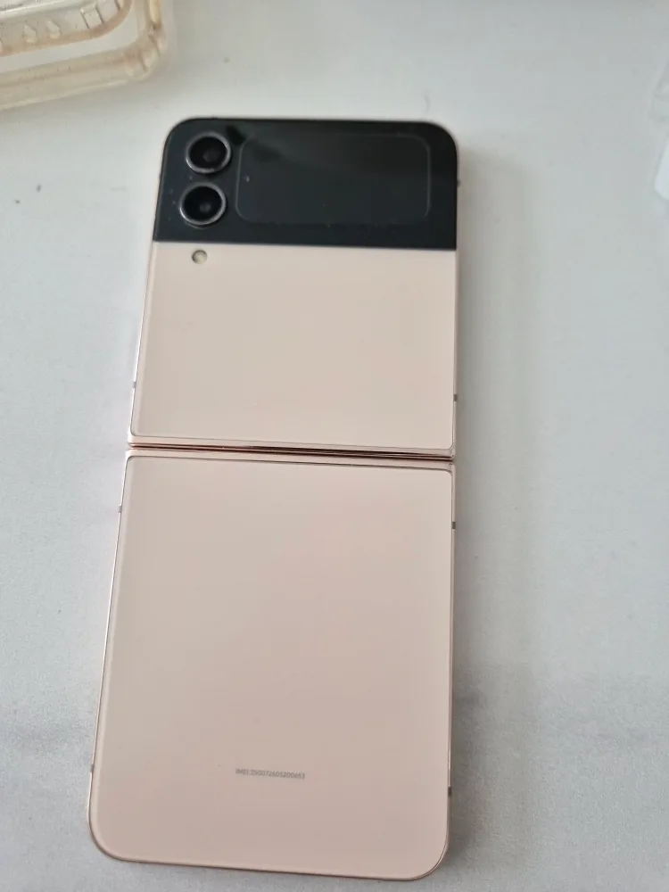 Samsung Galaxy Z Flip 4 + Accessories image indicator(2)