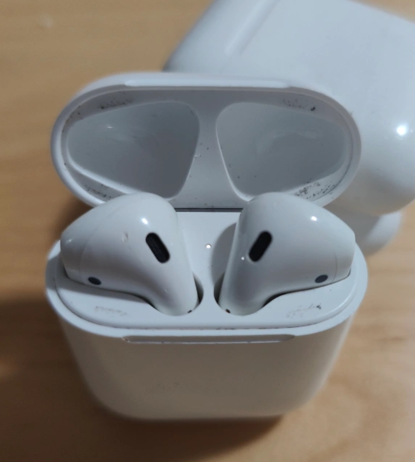Used Apple AirPods 2nd Generation