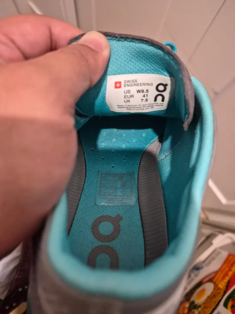 On Cloud Women's Running Shoes, Size 9.5 image indicator(3)