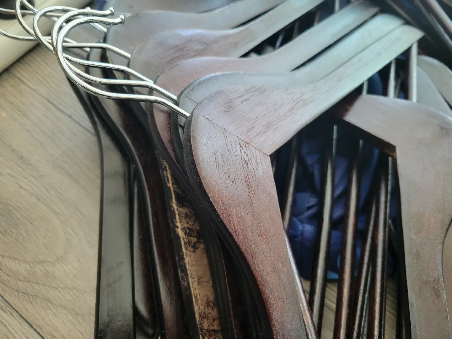 Wooden Clothes Hangers image indicator(2)