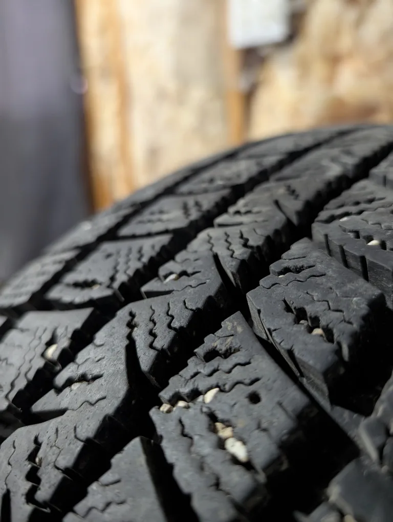 (4)-225/60R16 Goodyear Winter Command Winter Tires image indicator(2)