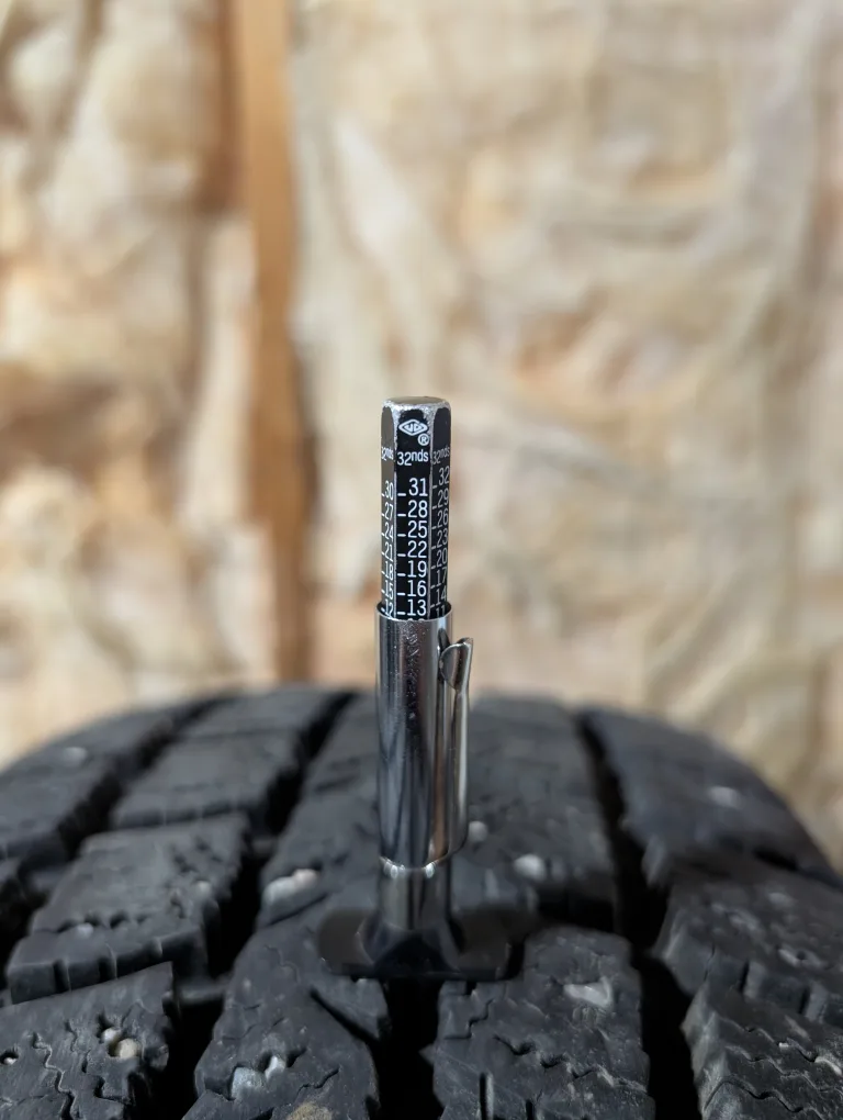 (4)-225/60R16 Goodyear Winter Command Winter Tires image indicator(3)