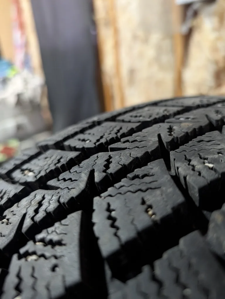 (4)-225/60R16 Goodyear Winter Command Winter Tires image indicator(4)