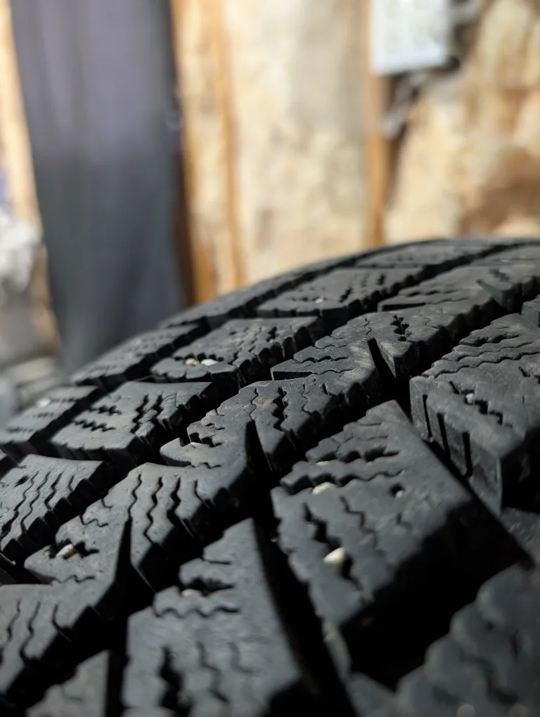 (4)-225/60R16 Goodyear Winter Command Winter Tires image indicator(5)