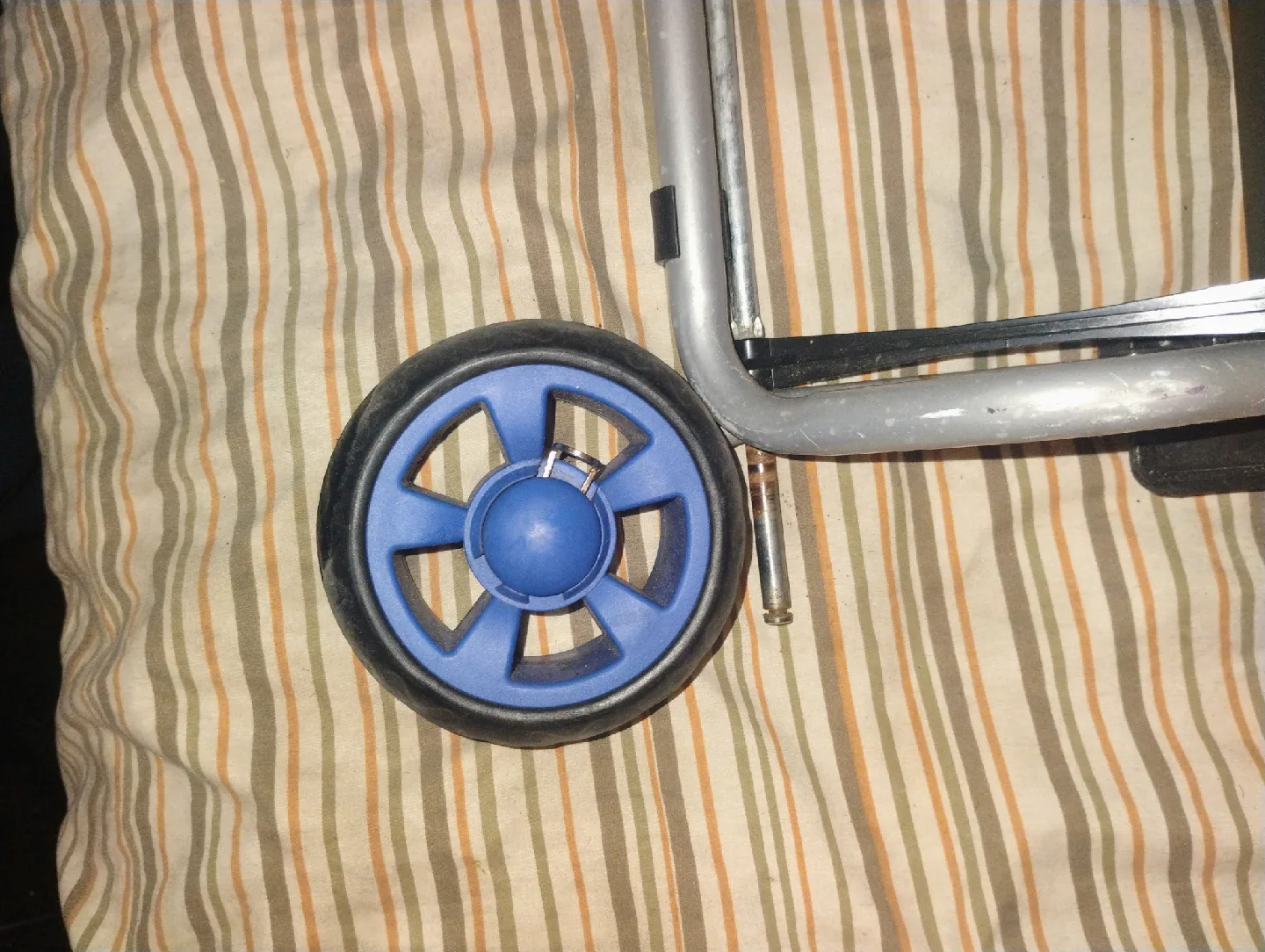 AmazonBasics Blue Rolling Shopping Cart image indicator(9)