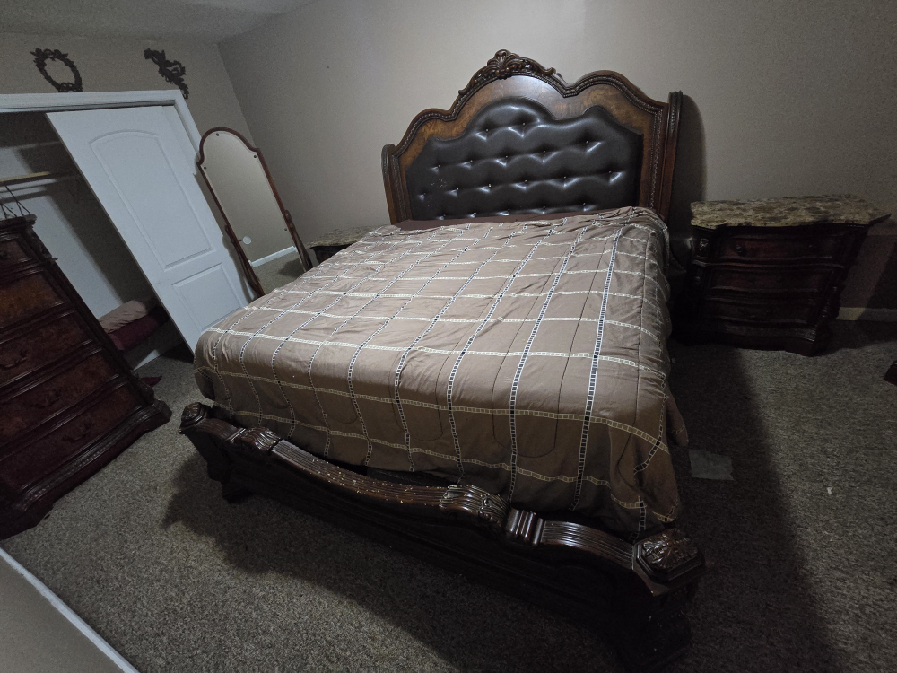 Ornate Wood Bedroom Set -2 Dressers, Chest, 2 Nightstands, bed - photo 2