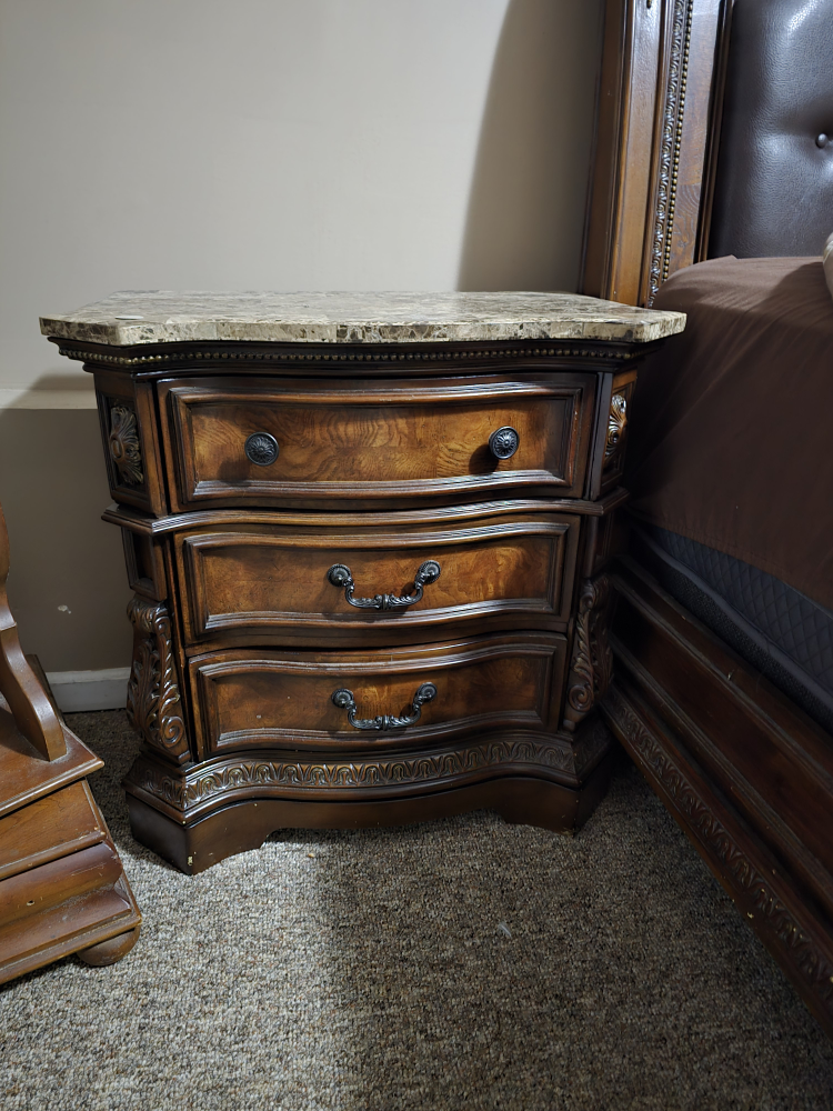 Ornate Wood Bedroom Set -2 Dressers, Chest, 2 Nightstands, bed - photo 3