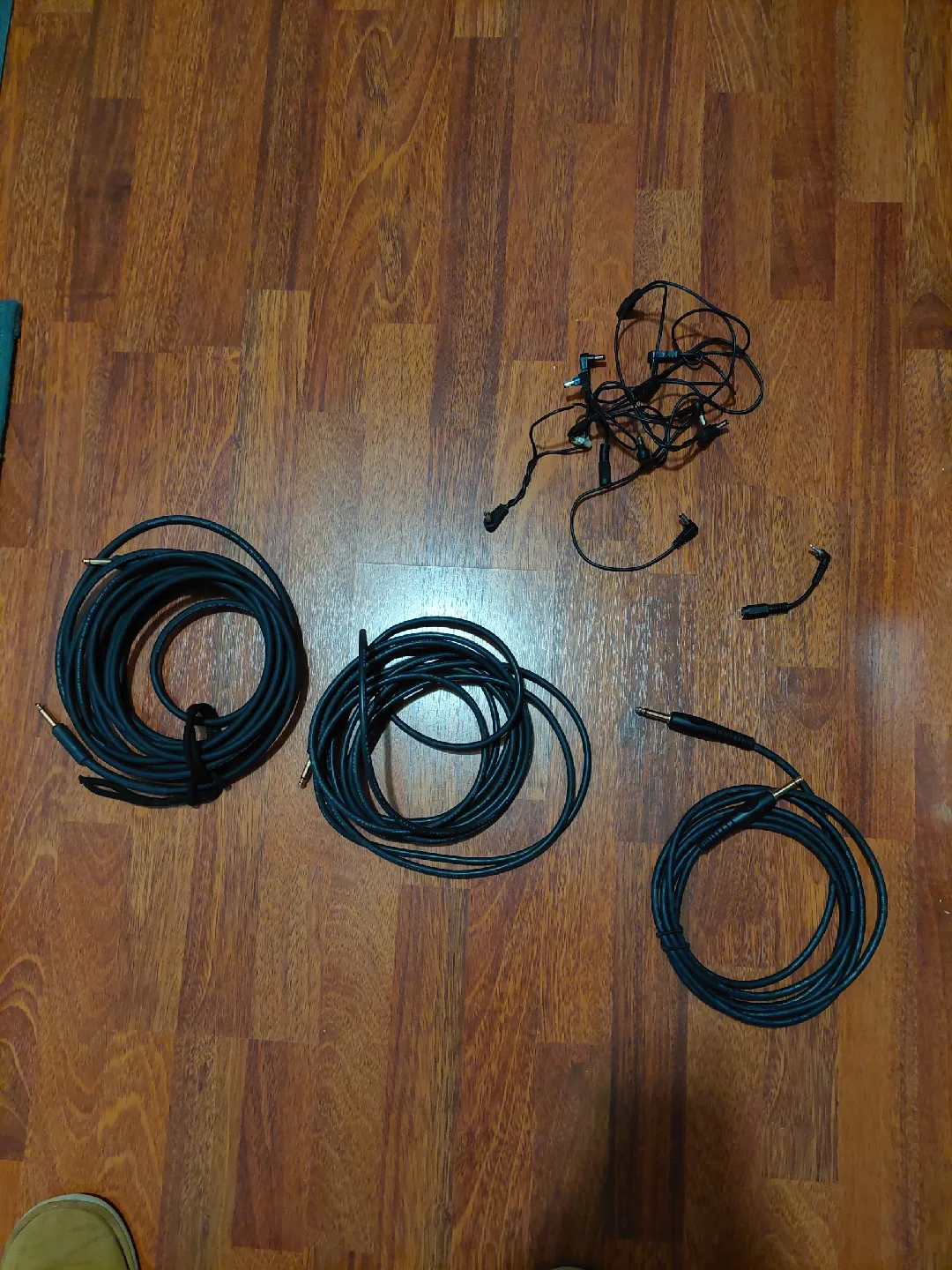 assorted cables: 1/4" TS and power thumbnail