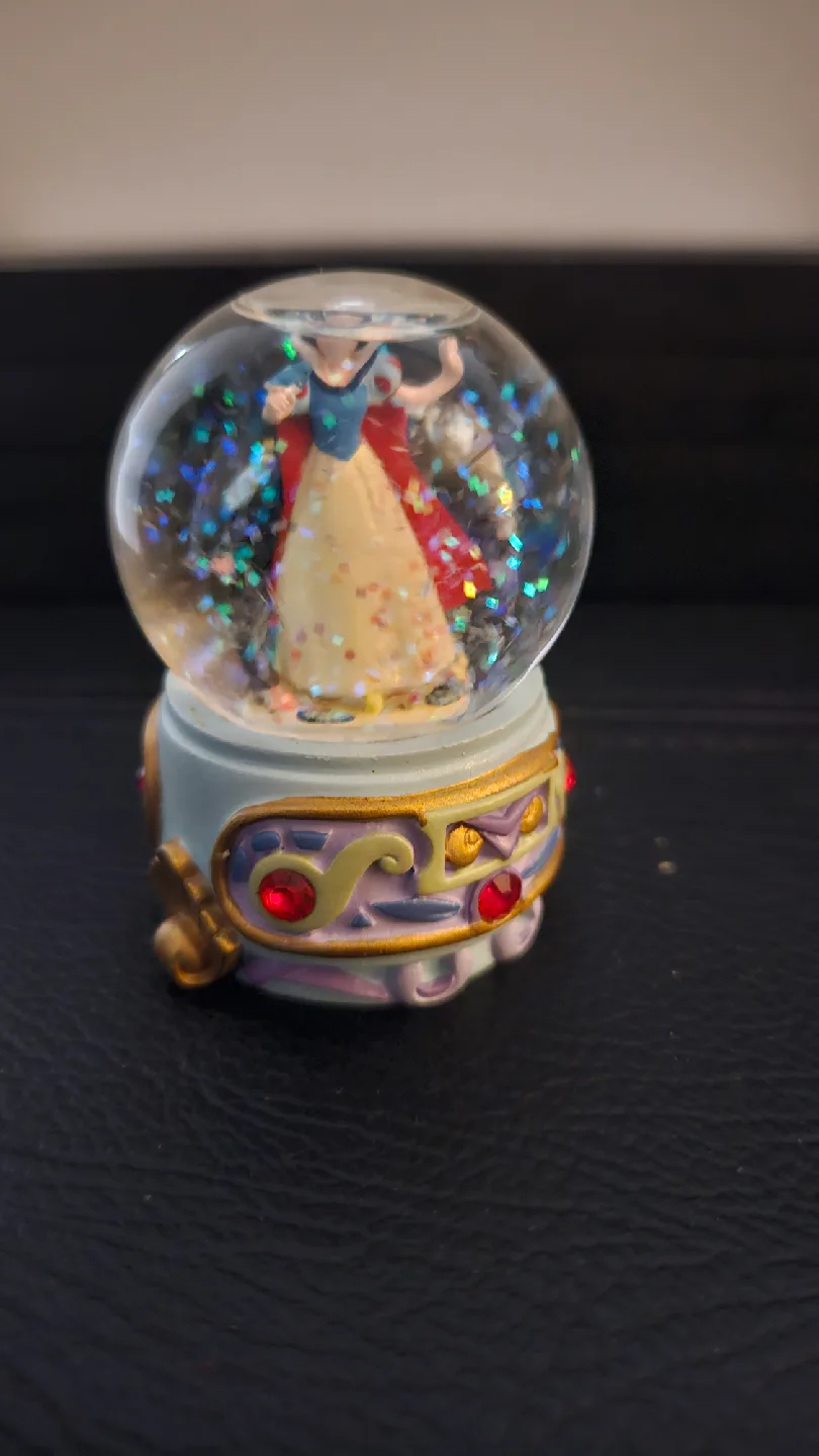 Disney Snow White Snow Globe image indicator(2)