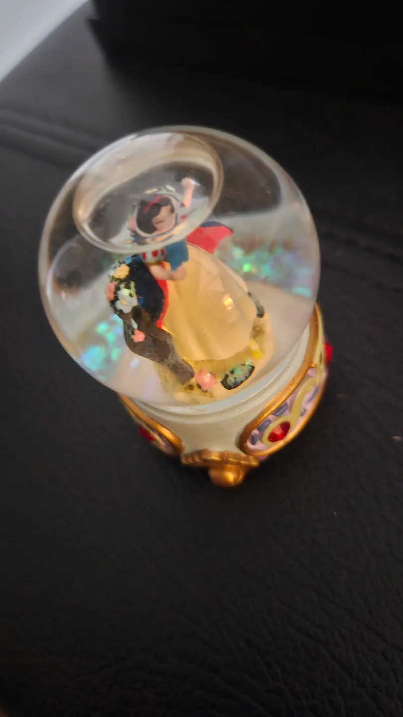 Disney Snow White Snow Globe image indicator(3)