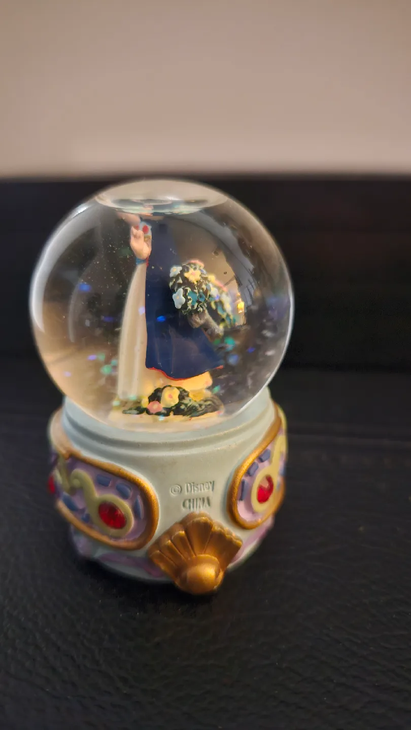 Disney Snow White Snow Globe image indicator(4)