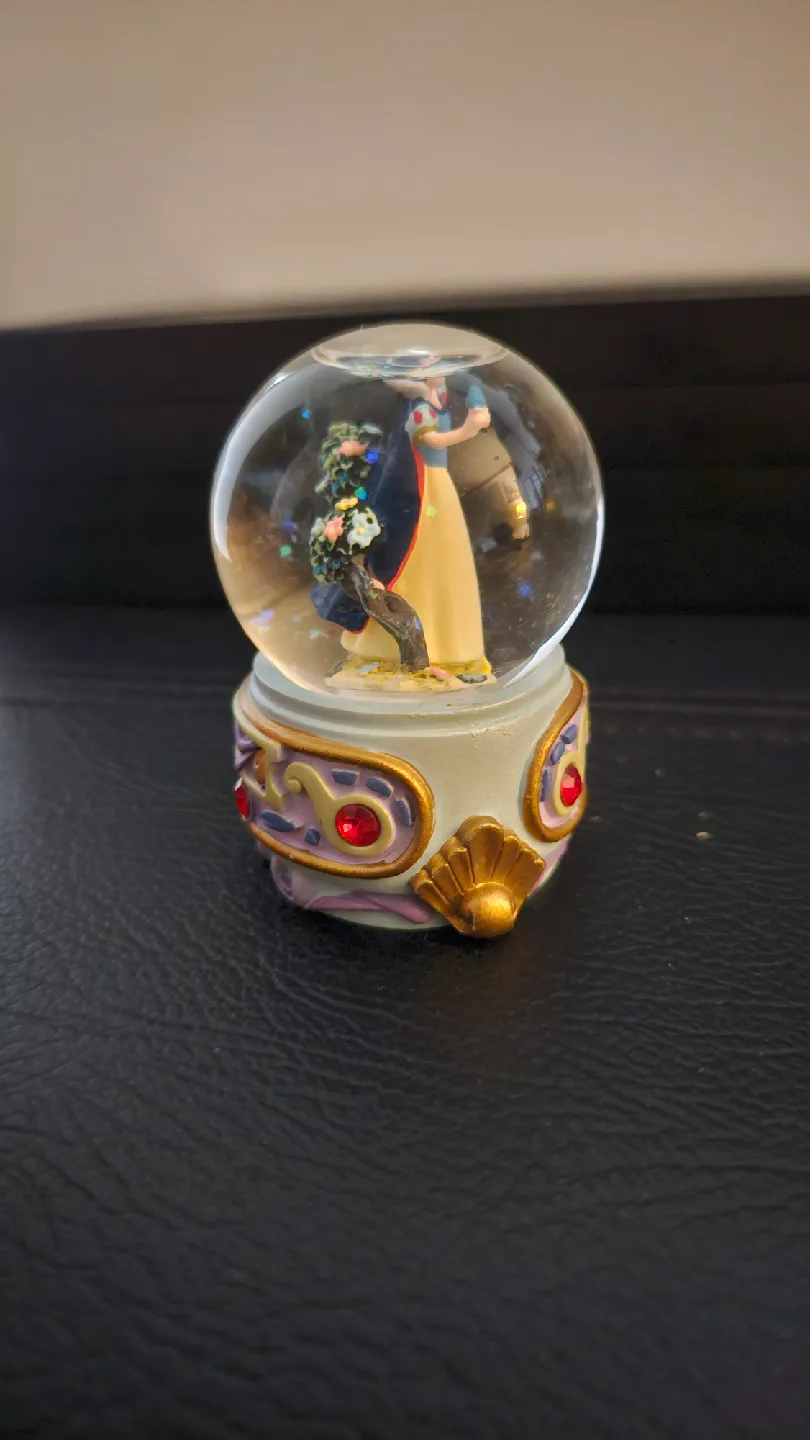Disney Snow White Snow Globe image indicator(5)