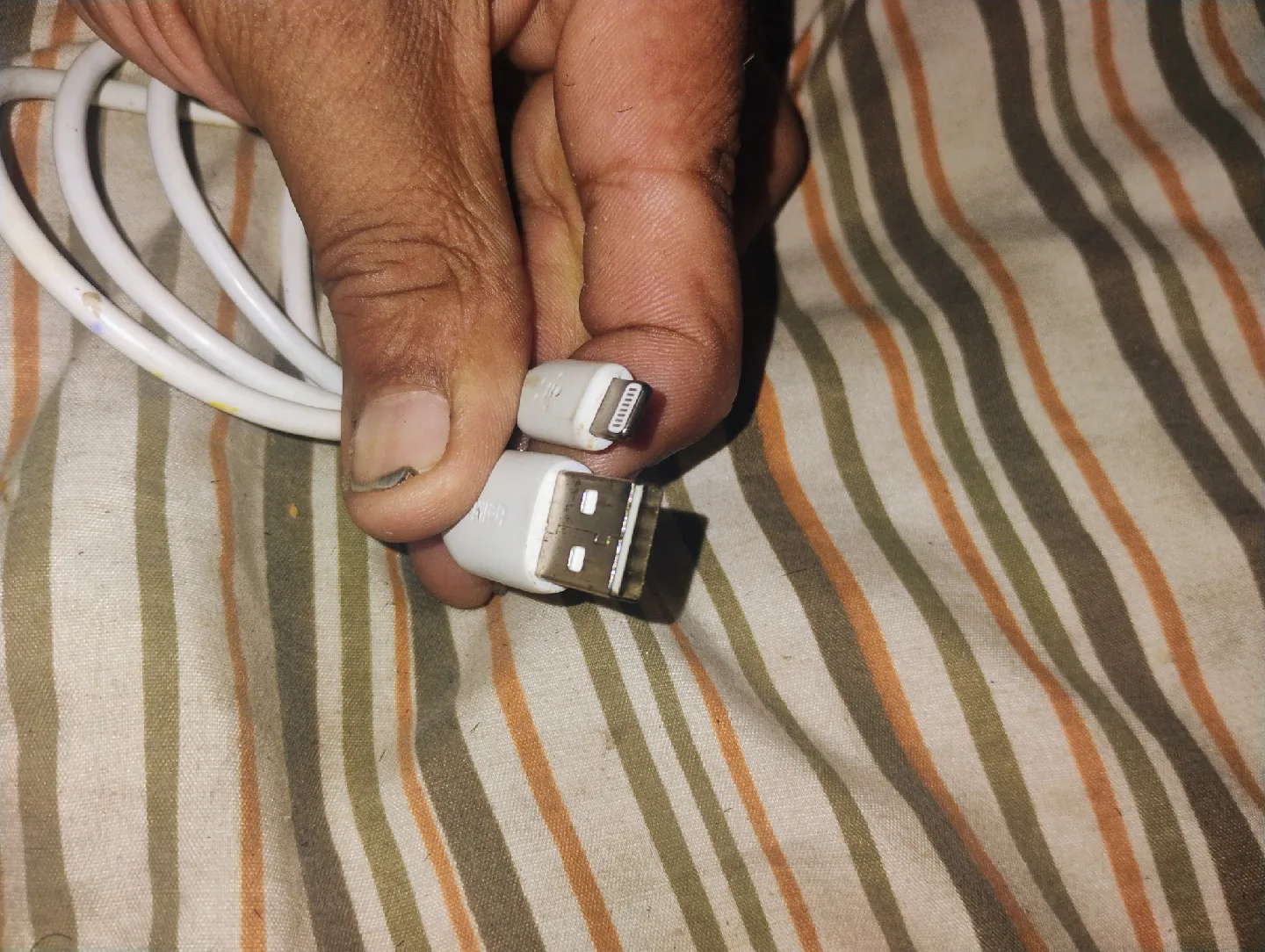 White USB to Lightning Cable image indicator(2)