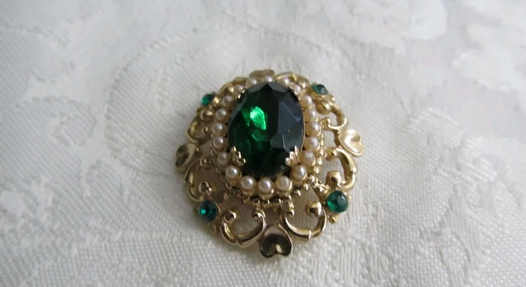 Vintage Coro Emerald Green Brooch thumbnail