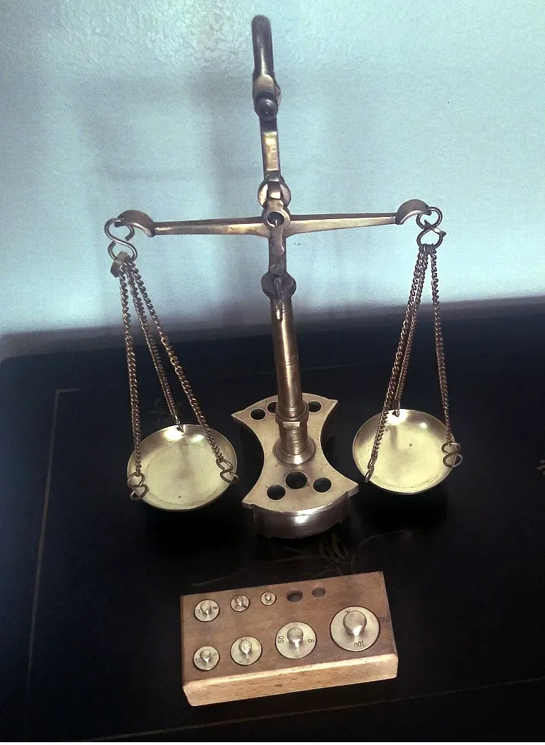 Vintage Brass Balance Scale with Weights 19 Century  England. image indicator(5)