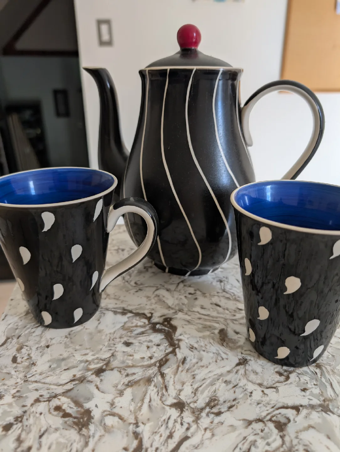 Black Teapot with Mugs thumbnail