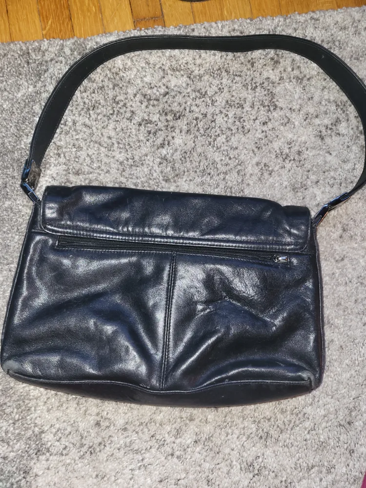 Apostrophe Black Leather Shoulder Bag image indicator(2)