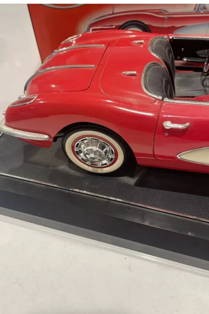 Chevrolet Corvette 1958 Diecast Model 1/12 Scale image indicator(6)