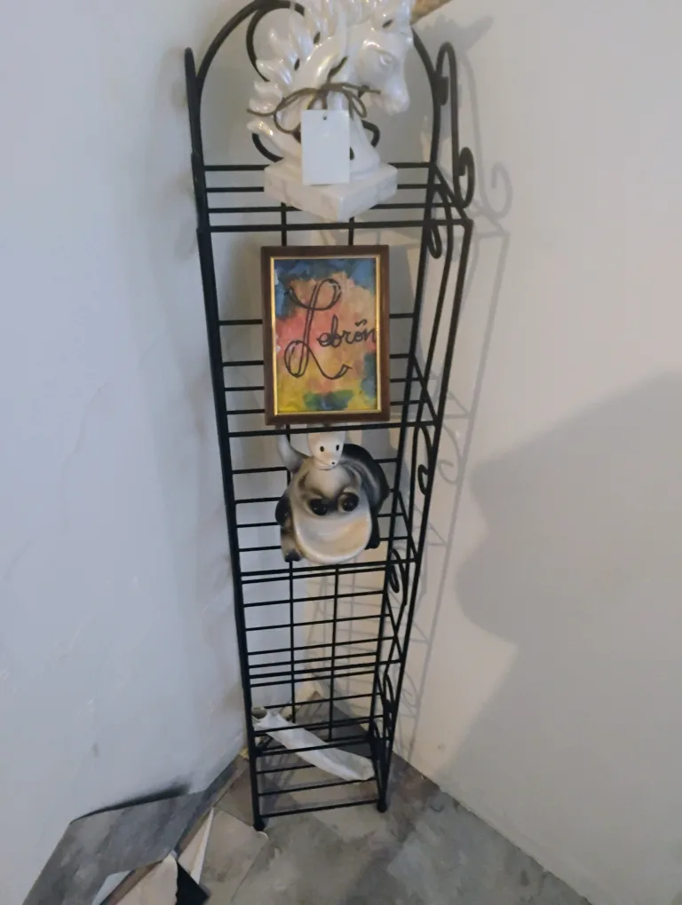 Metal Plant Stand thumbnail