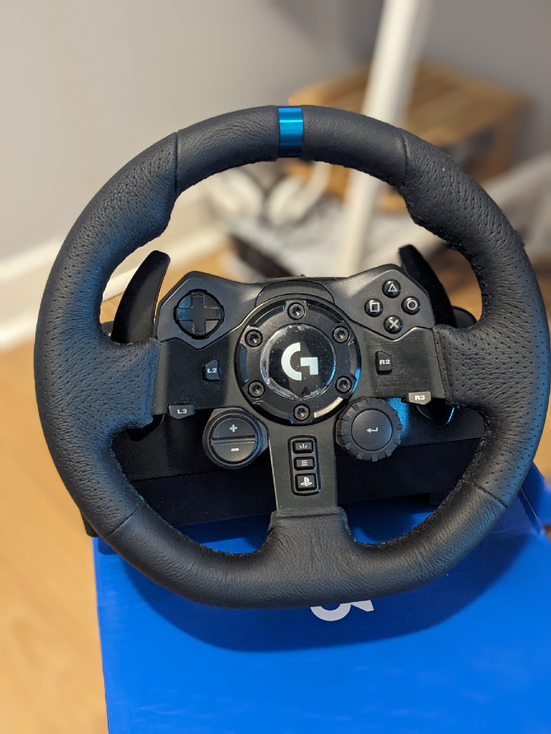 Logitech G923 Racing Wheel with Pedals - PlayStation