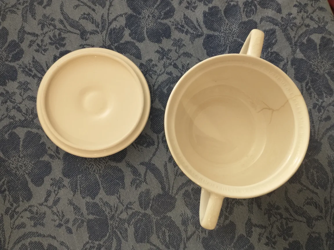 Vintage green and white dish with lid and handles image indicator(3)