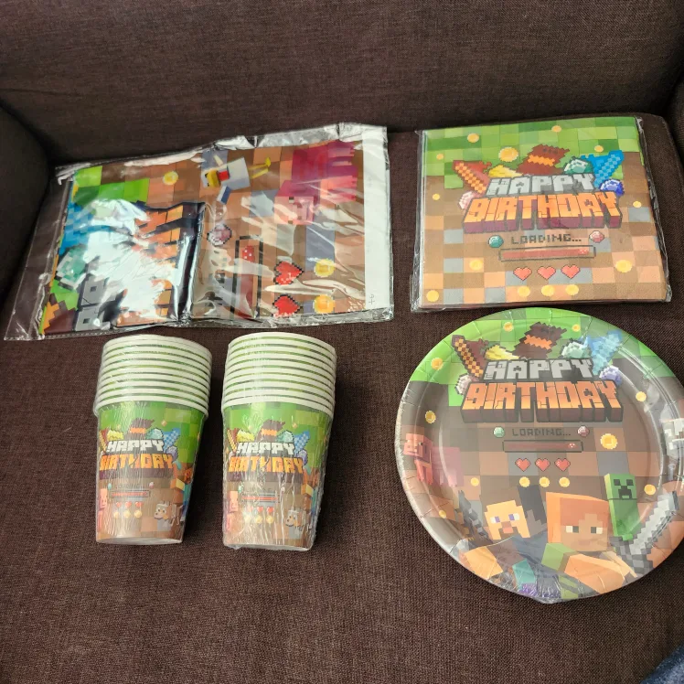 Minecraft Birthday Party Supplies Set thumbnail