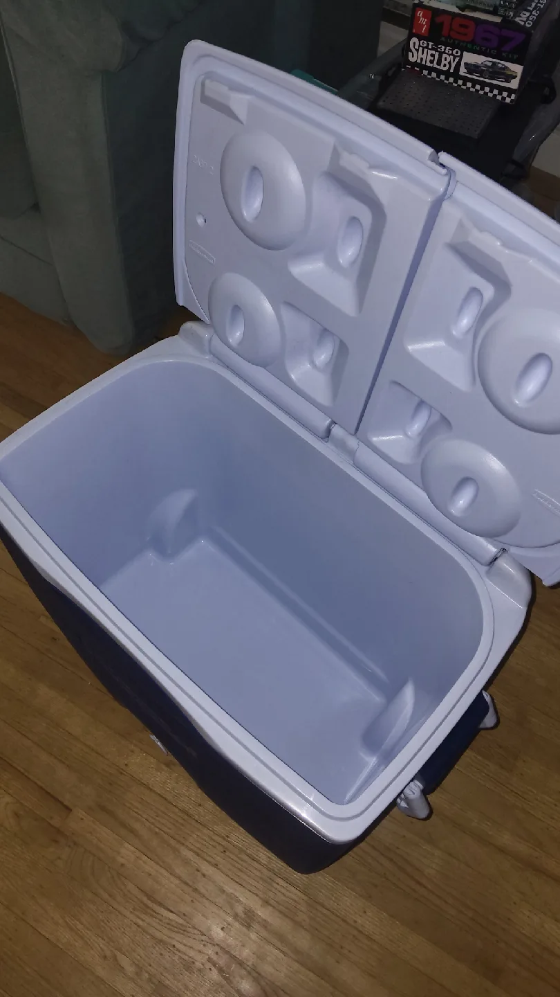 Rubbermaid Rolling Cooler - Blue & White image indicator(3)