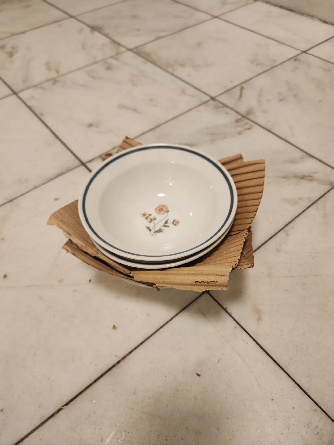 20-Piece Stoneware Dining Set with Floral Design image indicator(4)