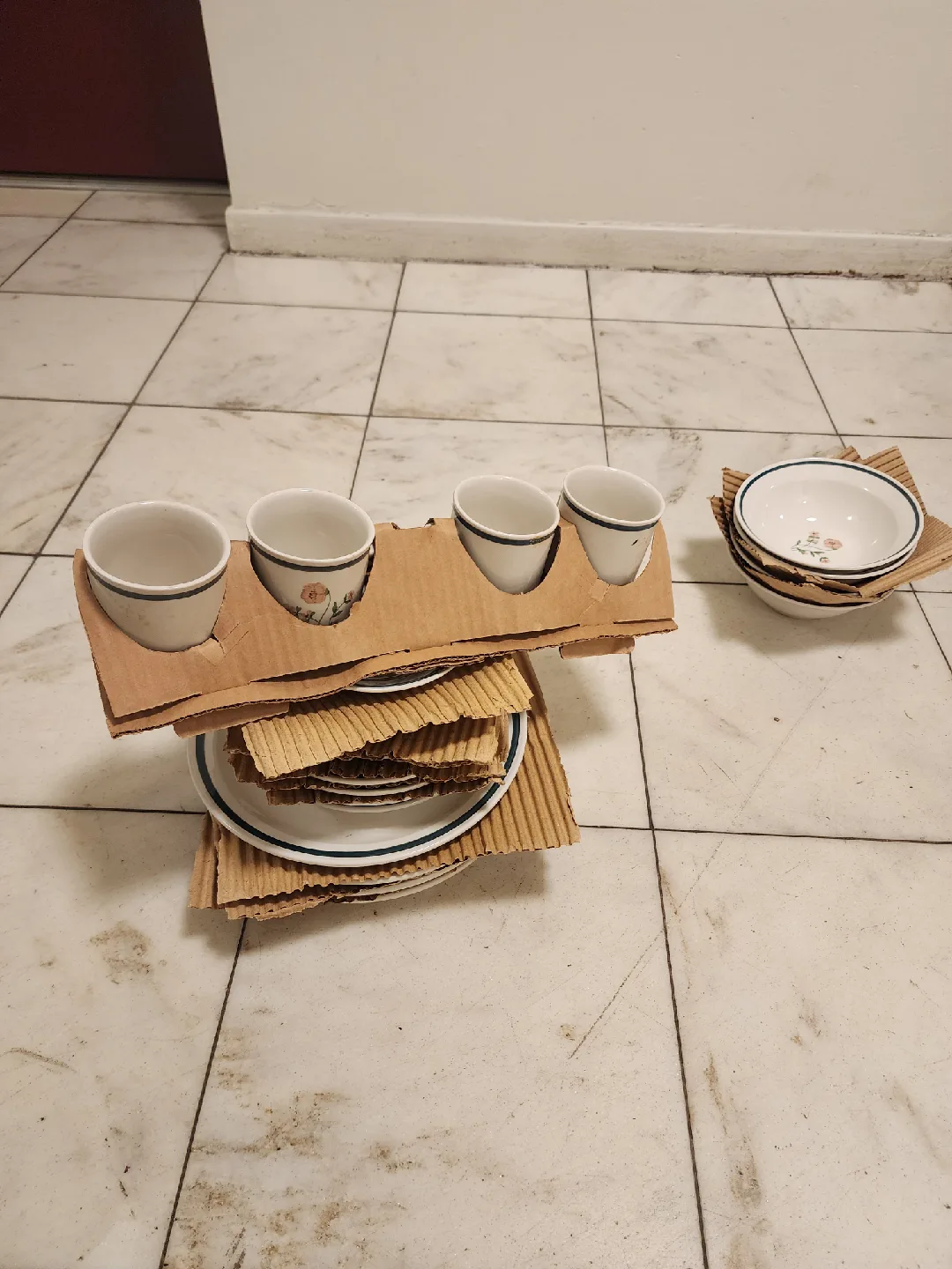 20-Piece Stoneware Dining Set with Floral Design image indicator(8)