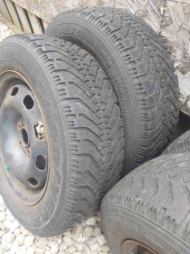 Set of 4 Goodyear Nordic Winter Tires P195/65R15 image indicator(5)