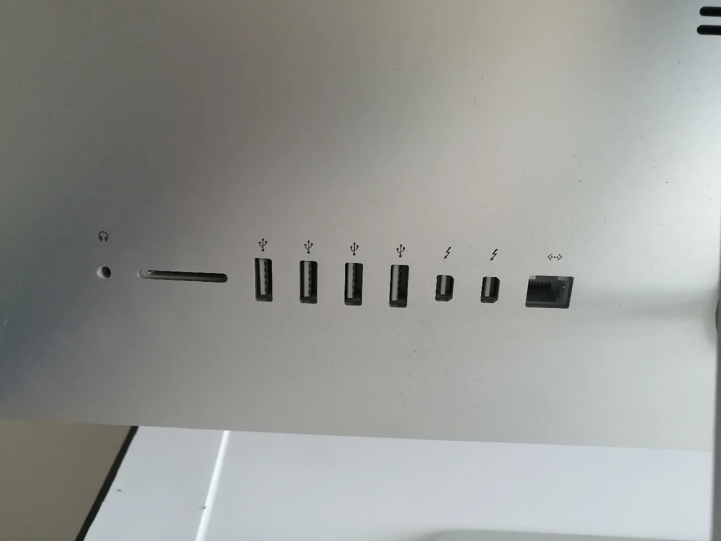 Apple iMac 21.5-inch image indicator(3)