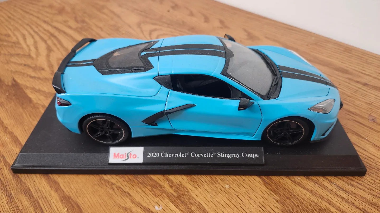 Maisto 2020 Chevrolet Corvette Stingray Coupe 1:18 scale thumbnail