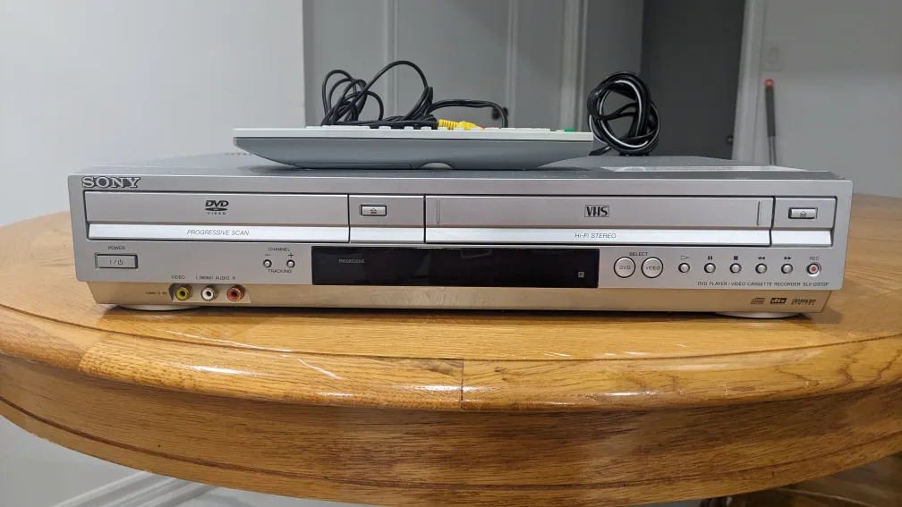 Sony DVD Player / Video Cassette Recorder SLV-D370P thumbnail