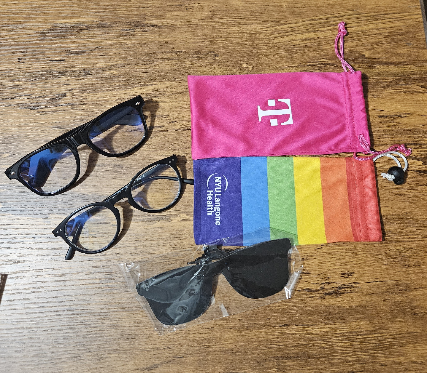 2x womens blue light glasses with fabric cases 🥕