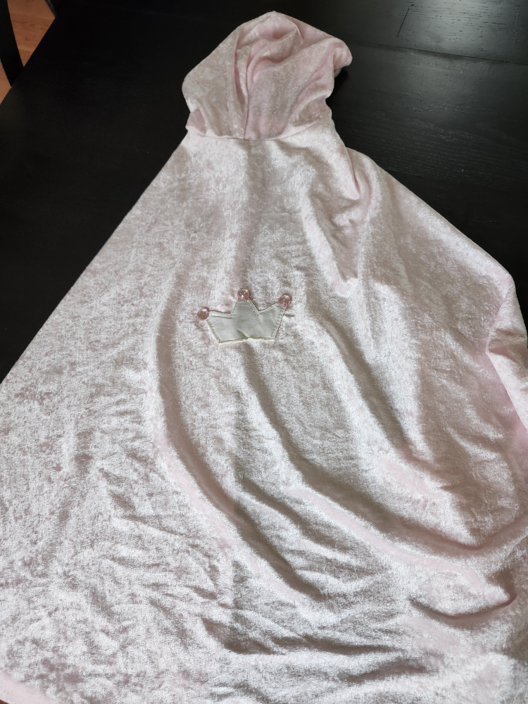 Kids medium size 5-6 soft princess cape. Pick up in Kitchener 🥕 - photo 2