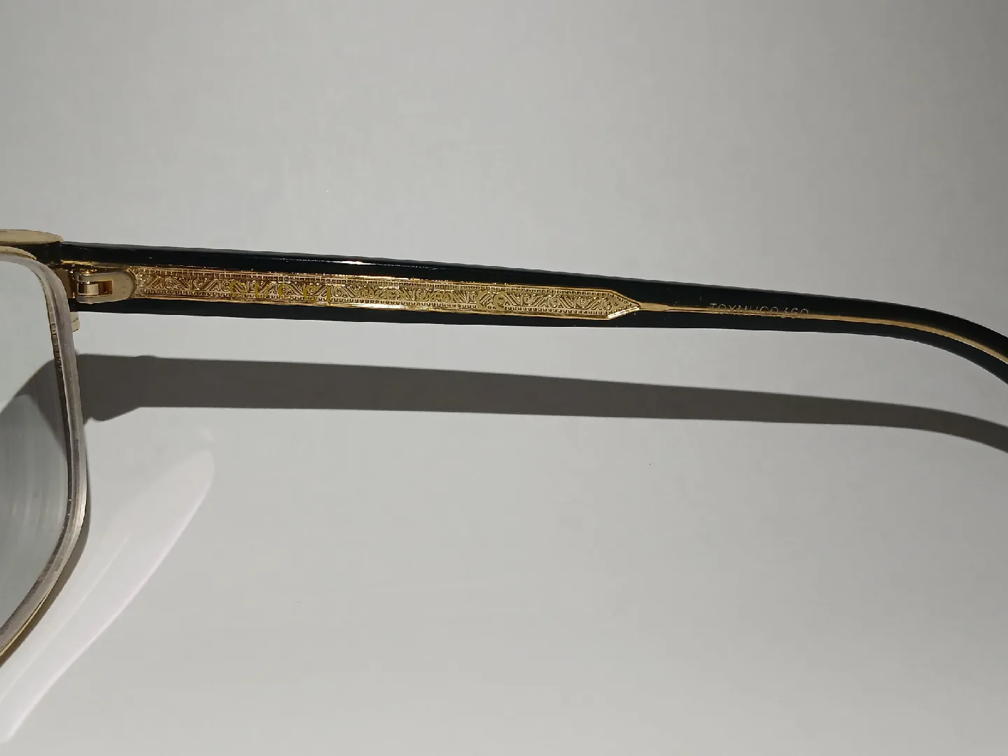 Gucci glasses Gold and Black Frame image indicator(4)