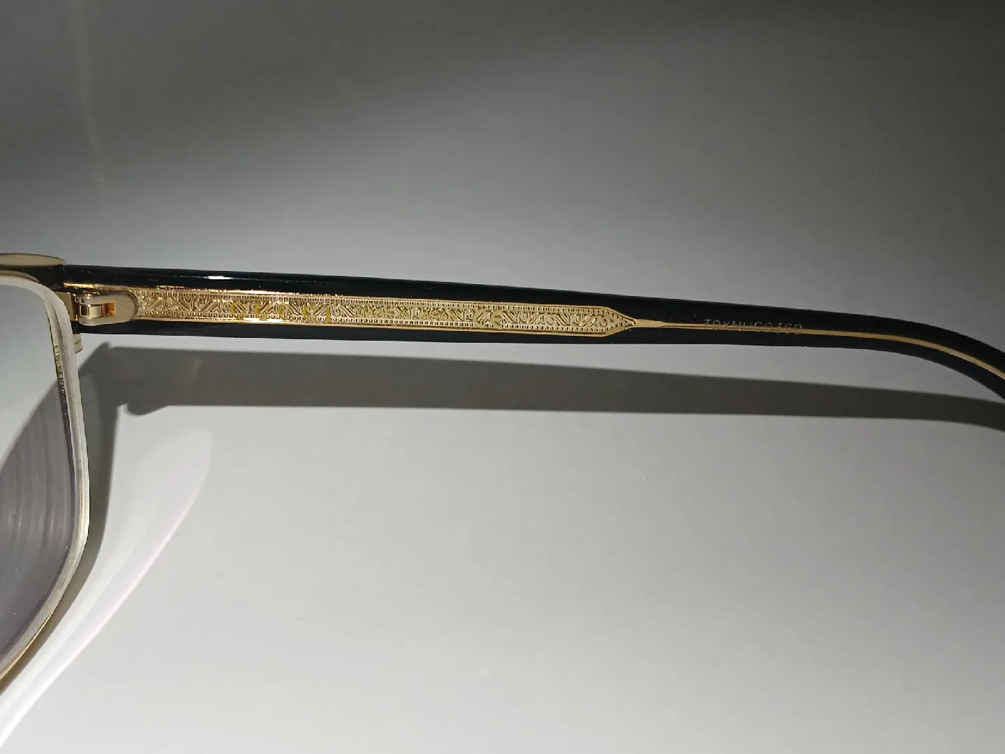 Gucci glasses Gold and Black Frame image indicator(5)