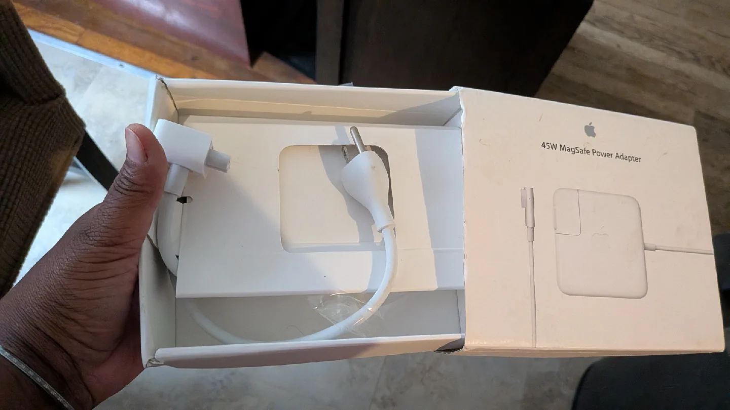 Apple 45W MagSafe Power Adapter image indicator(2)