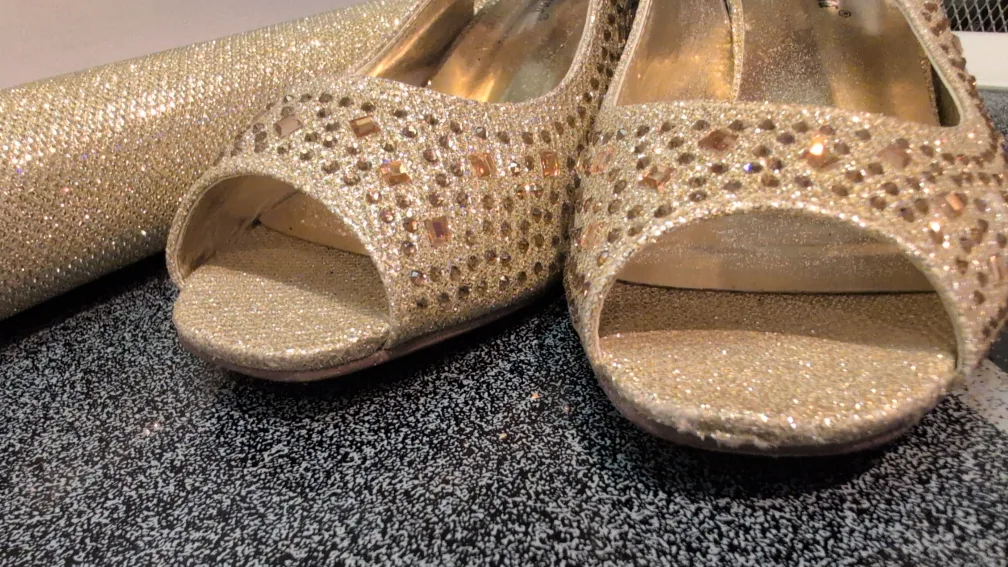 Gold Heels & Clutch Set - Size 8 image indicator(4)