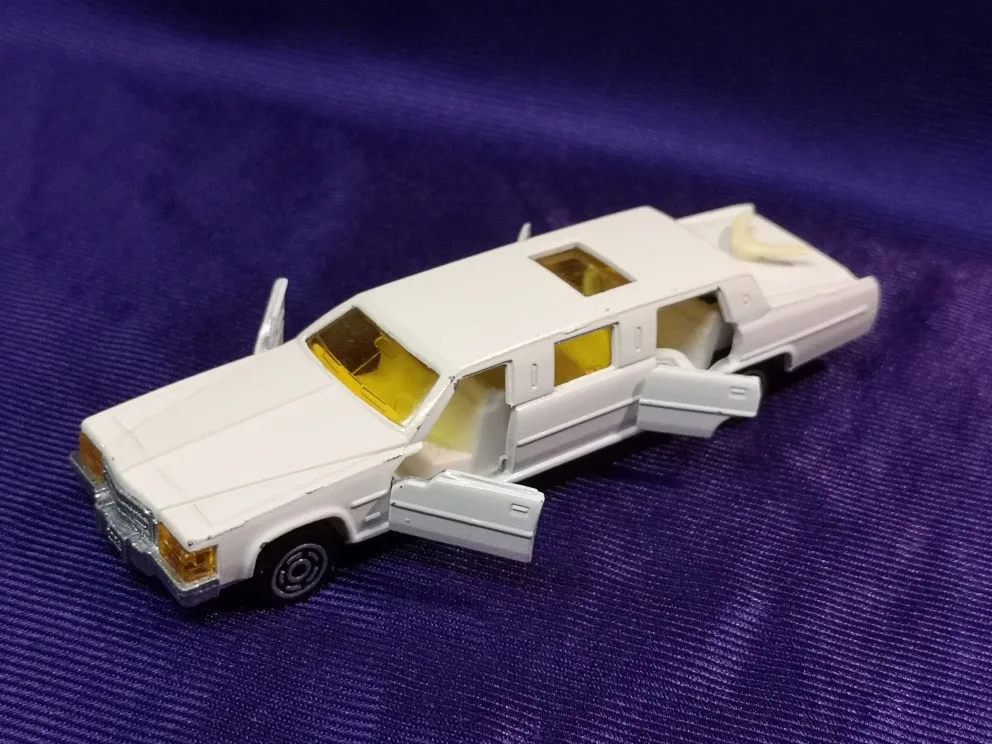 Majorette ~ Cadillac Limousine ~ White image indicator(3)