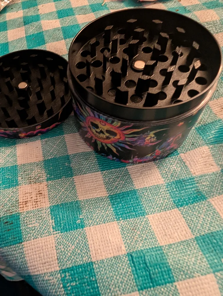 Cannabis Weed grinder 63mm Brand New never used image indicator(2)