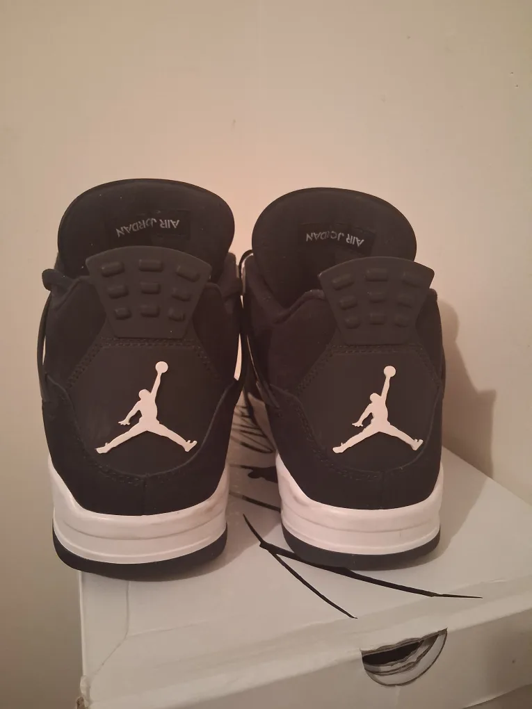 Air Jordan 4 Retro Black/White - Size 11 image indicator(2)