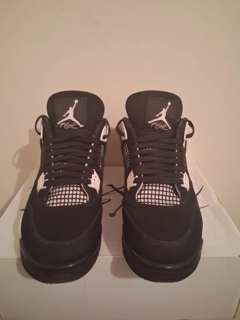 Air Jordan 4 Retro Black/White - Size 11 image indicator(3)