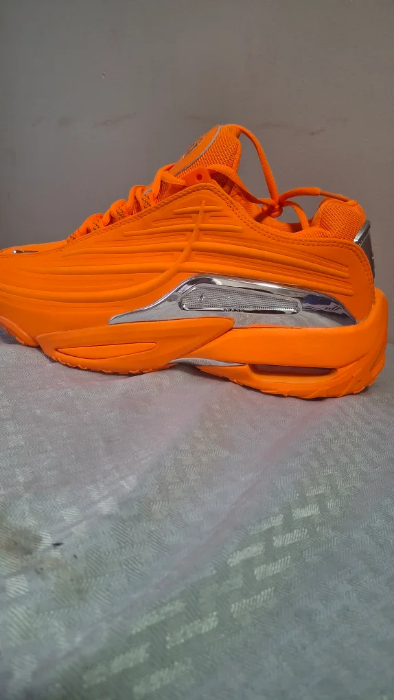 Orange Nike Tuned Max image indicator(2)