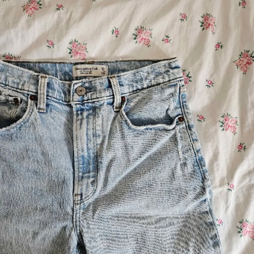 Abercrombie & Fitch Ultra High Rise 90s Straight Jean image indicator(3)