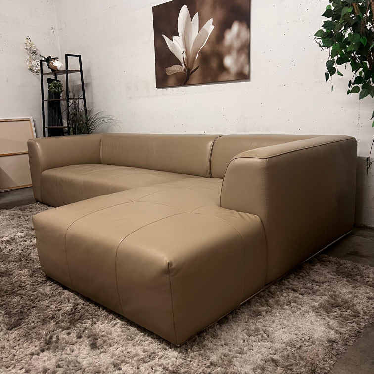 Mint condition CB2 leather sectional. delivery available - photo 5