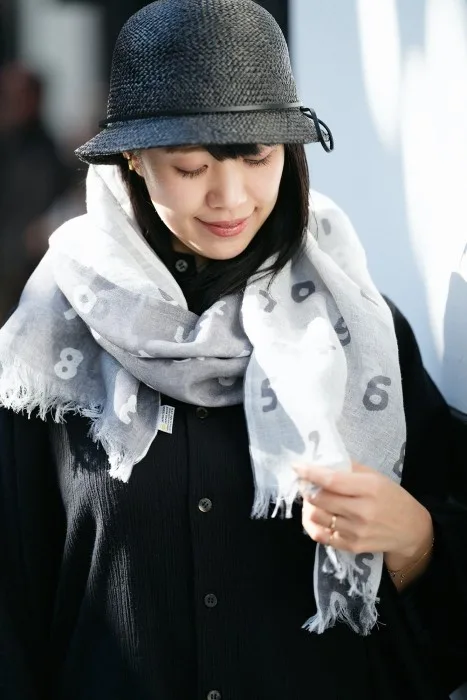 Linen/Cotton Scarf BRAND NEW with Tag: Grey/White Reversible image indicator(6)