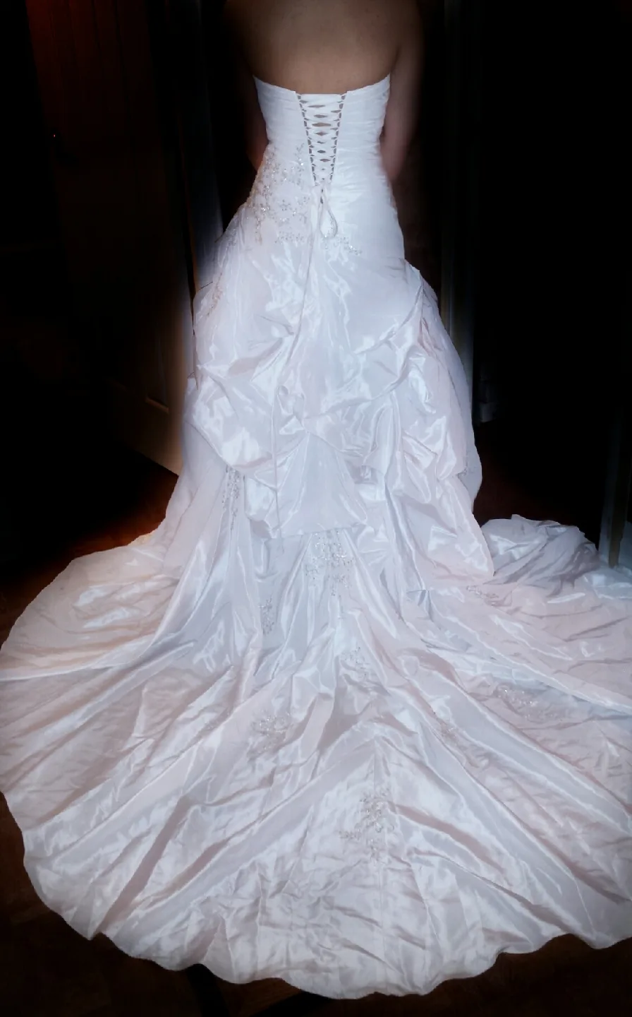 White Wedding Dresses image indicator(10)