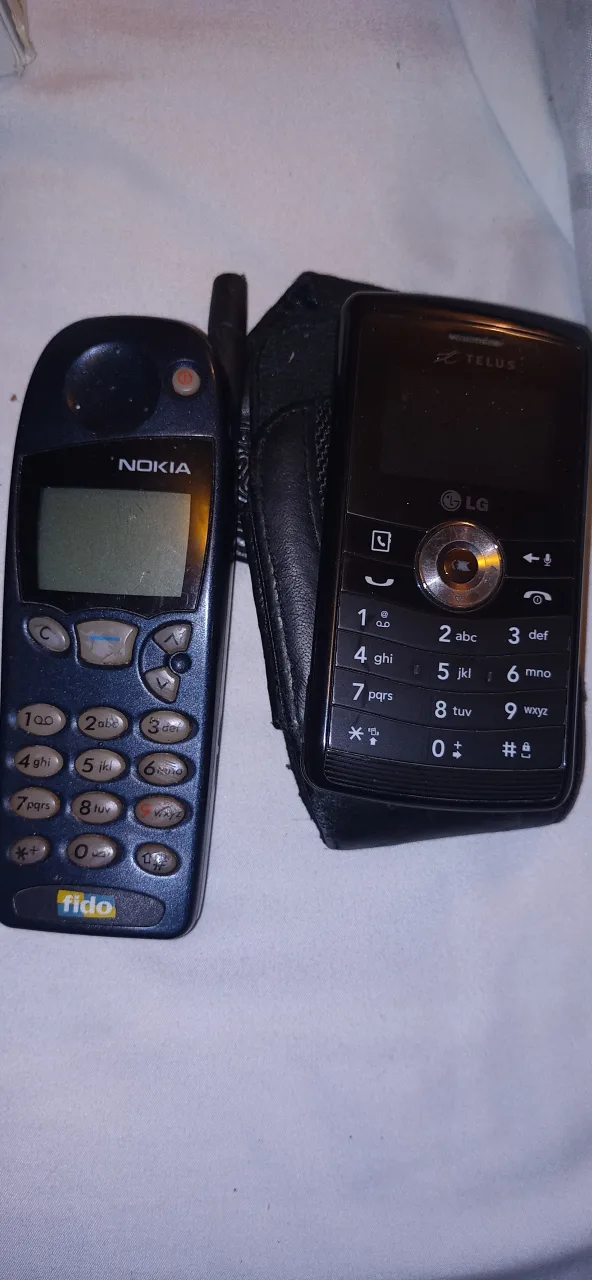 10 cell phones. some need screen repair. all for one price image indicator(2)