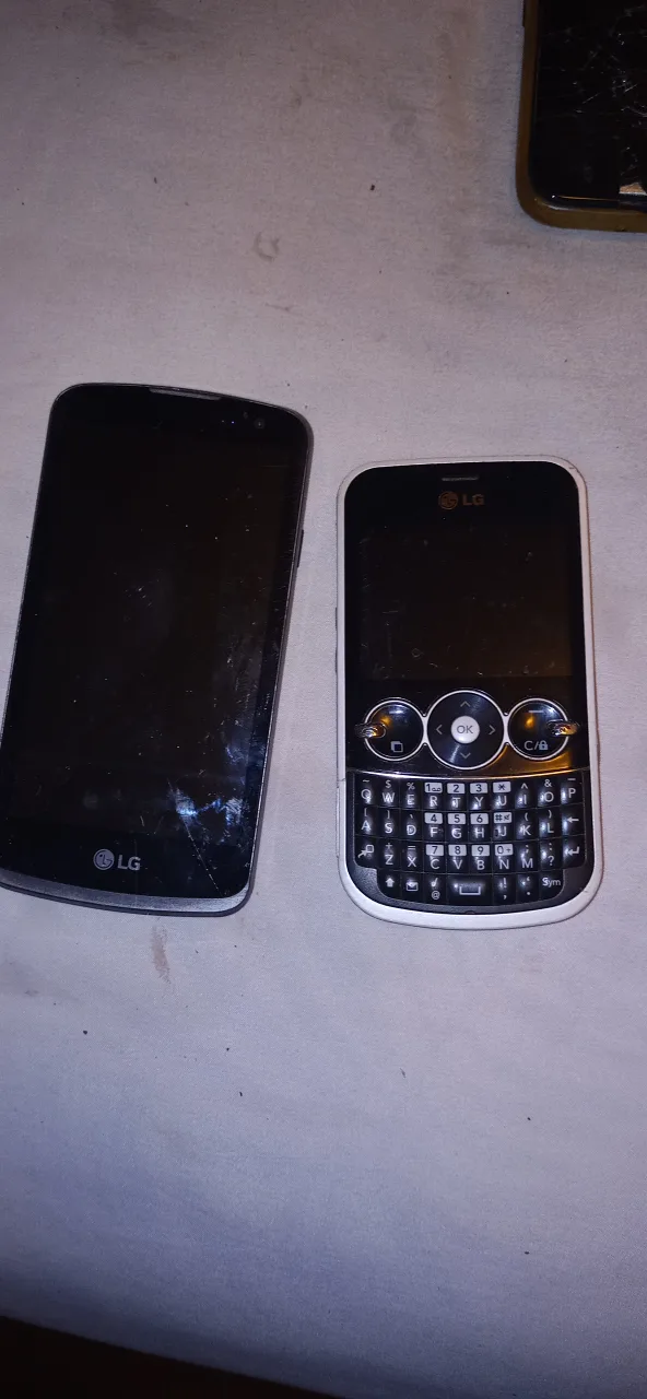 10 cell phones. some need screen repair. all for one price image indicator(3)